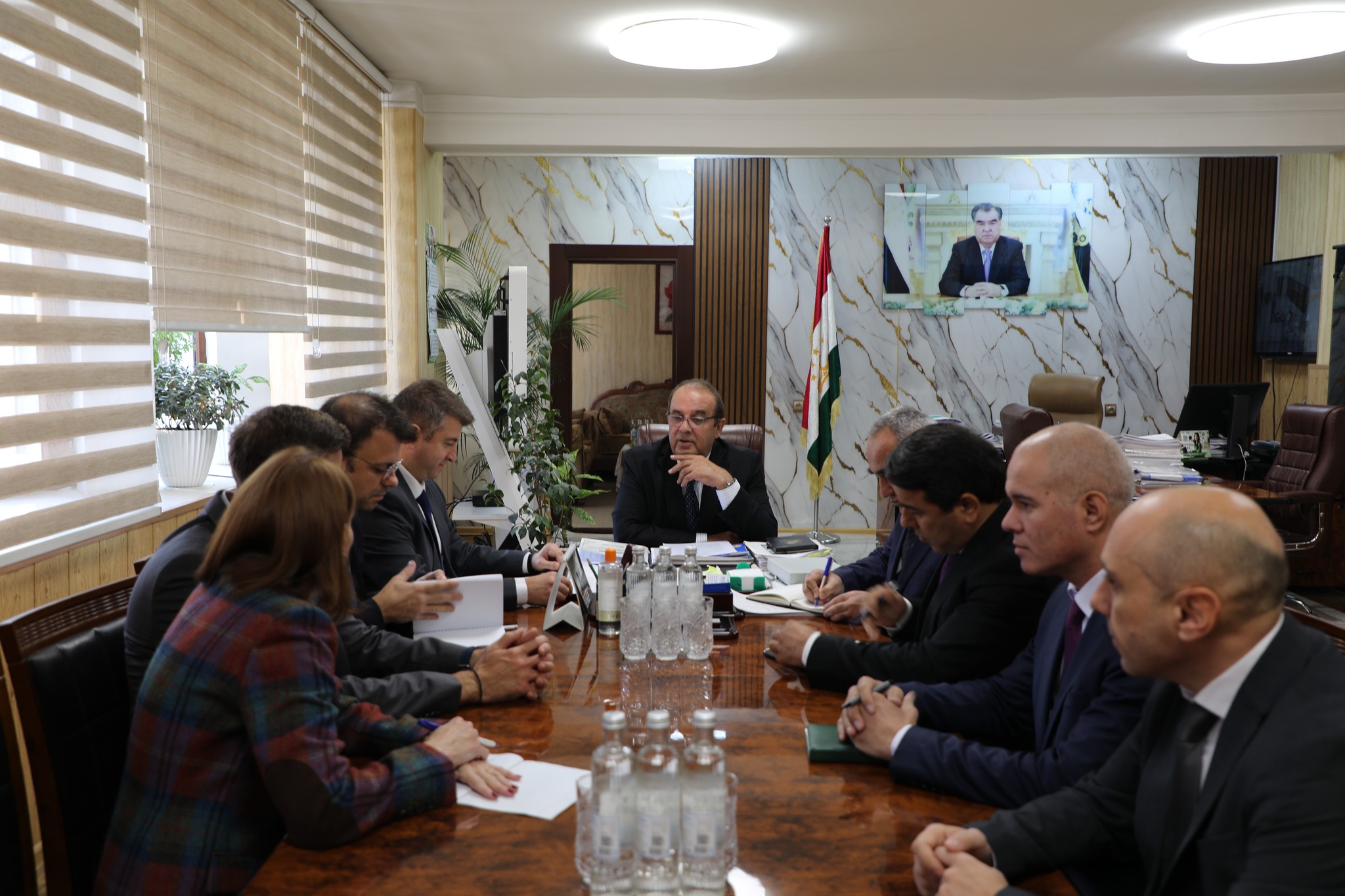 WORLD BANK MISSION BEGINS WORK AT THE AGENCY